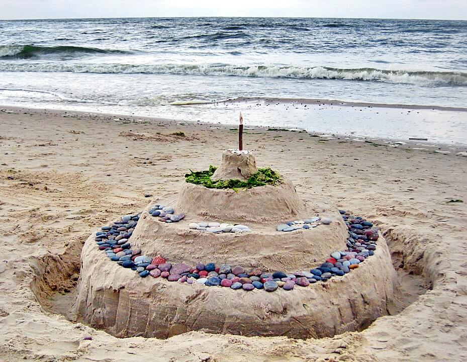 Torte aus Sand am Strand