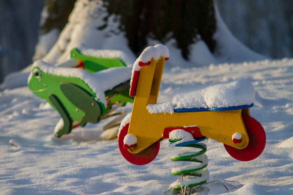 Verschneiter Spielplatz