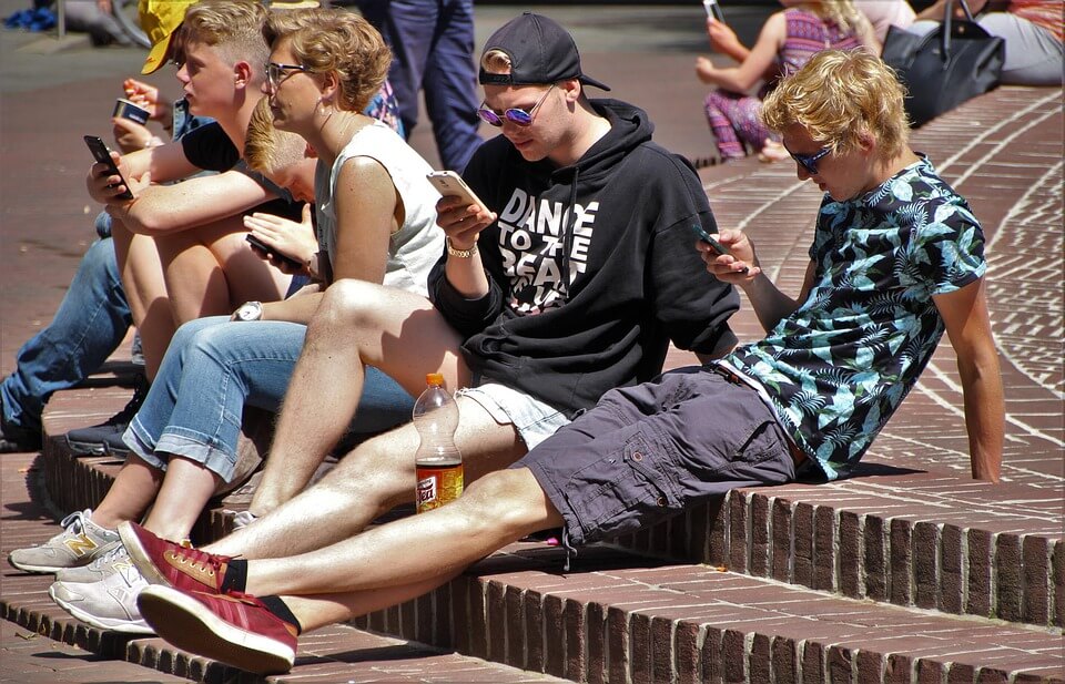 Jugendliche mit Smartphones